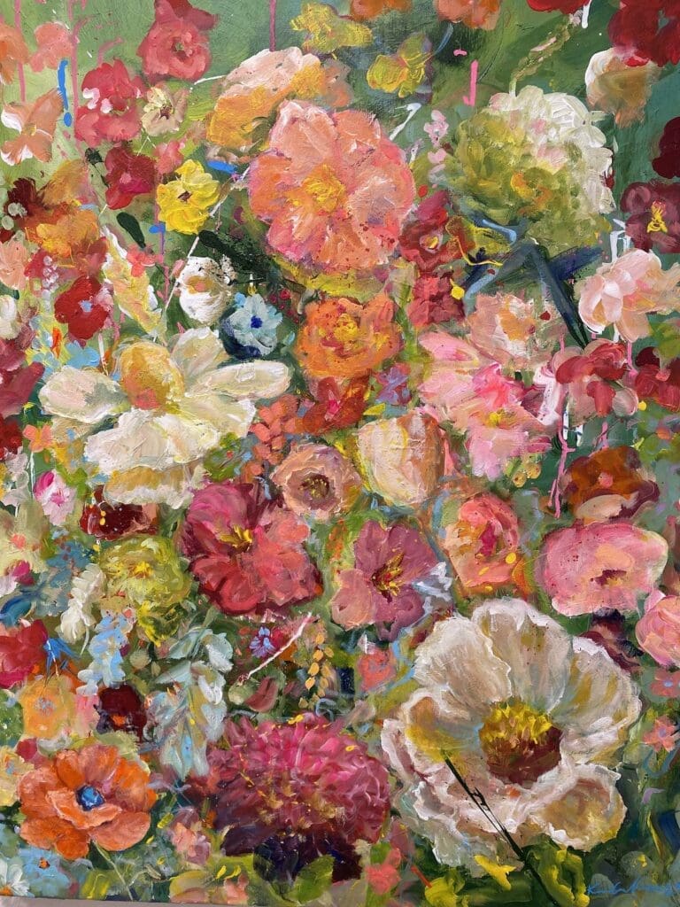 Et fargerikt akrylmaleri, grønn bakgrunn med store og små blomster i forgrunnen som vokser seg oppover i lerretet og fyller det med med fargeglade farger og former.
