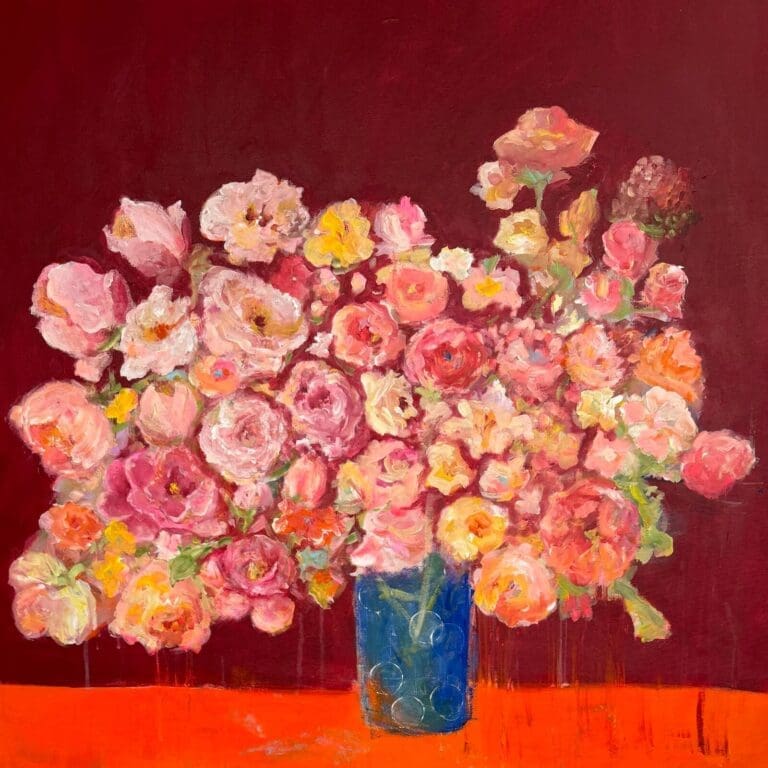 En stor blomsterbukett i abstrakt stil står i en blå vase, blomstene velter utover i rosa, oransje, gule toner. vasen står i sterk kontrast til det knall oransje bordet og den dyprøde bakgrunnen. et abstrakt stilleben, der man kan føle heten og sommeren